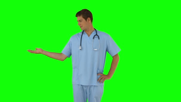 Χειρουργός στέκεται με το χέρι έξω — Αρχείο Βίντεο