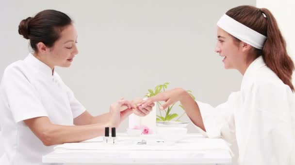 Vrouw een manicure krijgen op nagel salon — Stockvideo