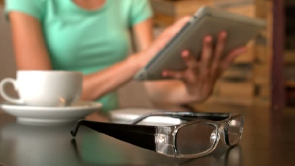 Hübsche Blondine mit Tablet im Café — Stockvideo