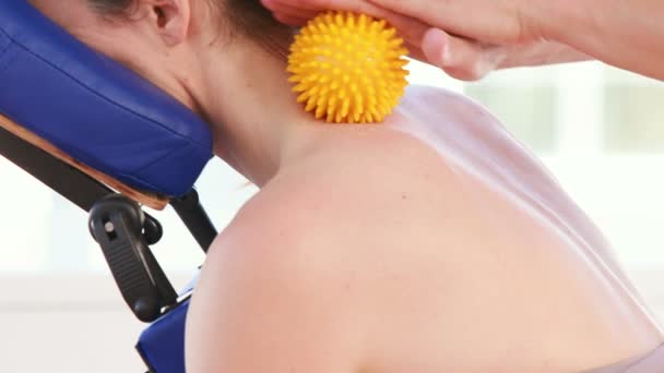 Mujer teniendo masaje de espalda con bola de masaje — Vídeo de stock