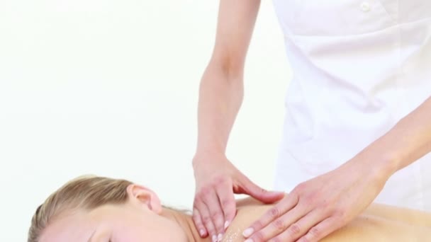 Mujer disfrutando de un masaje en el hombro — Vídeos de Stock
