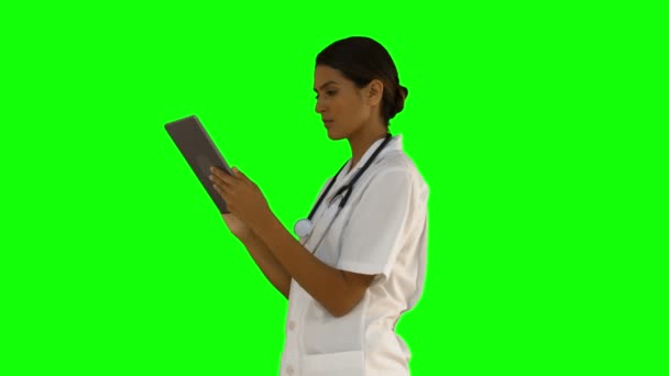 그녀의 태블릿 pc를 사용 하 여 간호사 — 비디오