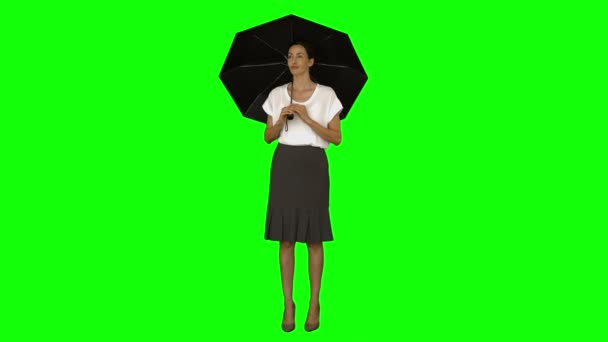 Empresaria de pie bajo un paraguas — Vídeo de stock