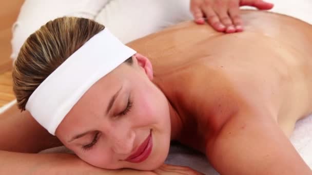 Massaggiatrice massaggiando il suo cliente indietro — Video Stock
