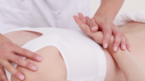Fizjoterapeuta robi masaż pleców do jej pacjenta — Wideo stockowe