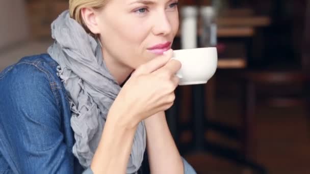 Glad blondin dricka kaffe — Stockvideo