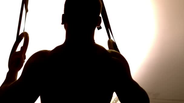 Вмістити чоловіка за допомогою гімнастичних кілець — стокове відео