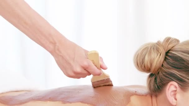 Mulher recebendo um tratamento de beleza nas costas — Vídeo de Stock