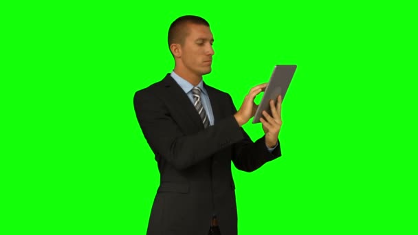 Бизнесмен использует планшетный компьютер — стоковое видео