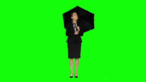 Деловая женщина с зонтиком на зеленом экране — стоковое видео