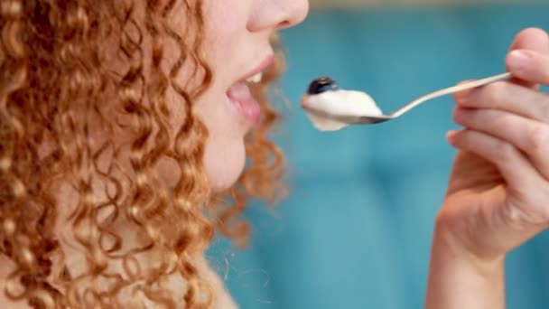 Mulher comendo iogurte no restaurante — Vídeo de Stock