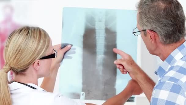 Doktor hastasını için xrays gösterilen — Stok video