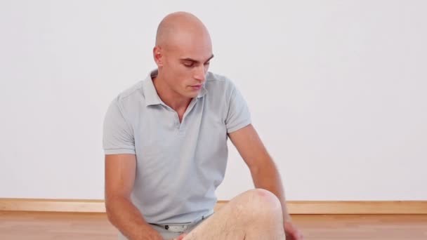 Docteur étirant la jambe de ses patients — Video