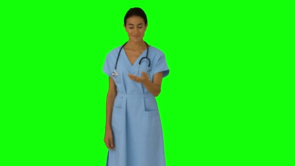 Медсестра презентує рукою — стокове відео