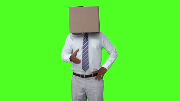 Бізнесмен з коробкою над головою трясе рукою — стокове відео