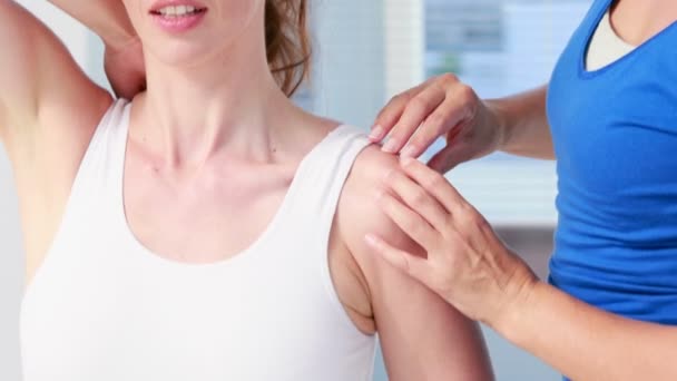 Mujer estirando el brazo con su terapeuta — Vídeo de stock