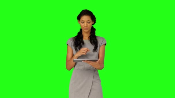Бізнес-леді використовує свій планшетний ПК — стокове відео