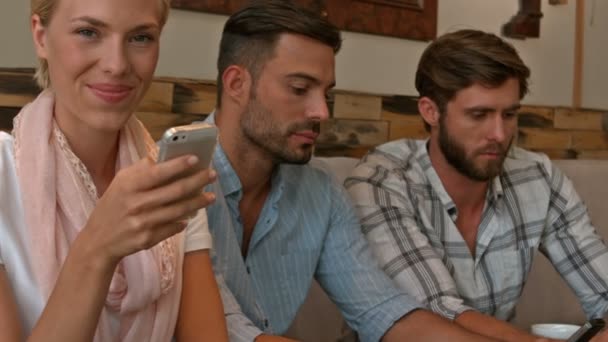 Amigos pasando el rato en la cafetería — Vídeos de Stock