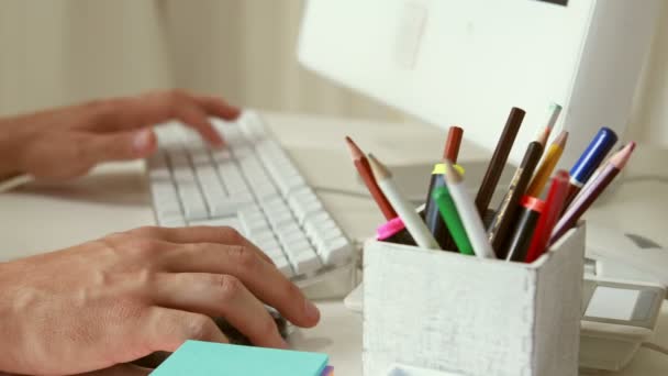 Hombre escribiendo con teclado en su ordenador — Vídeo de stock