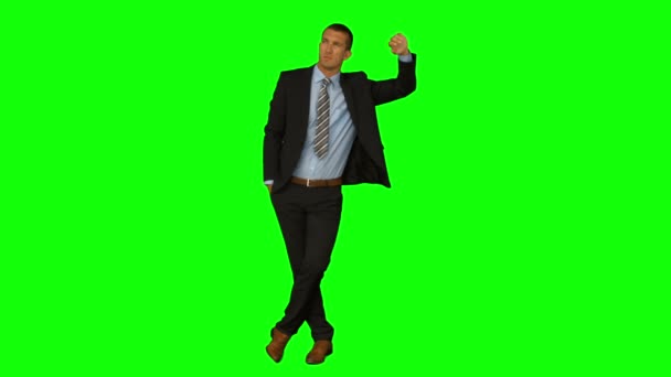 緑色の画面で傾いているビジネスマン — ストック動画