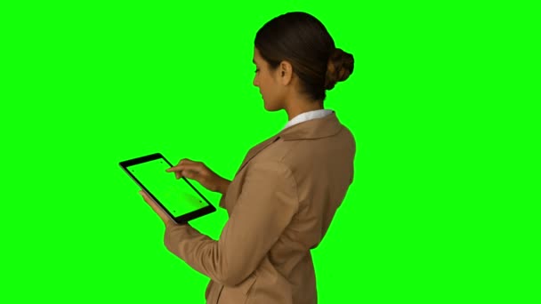 Businesswoman using her tablet pc — Stock Video