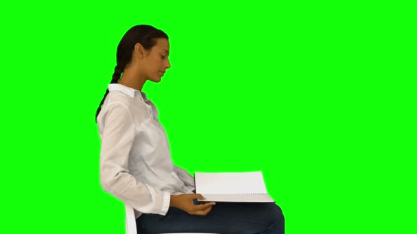 Hétköznapi nő, egy könyvet olvas — Stock videók