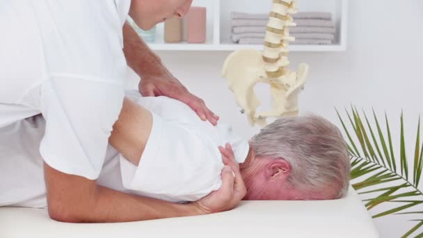 Arzt massiert seine geduldige Schulter — Stockvideo