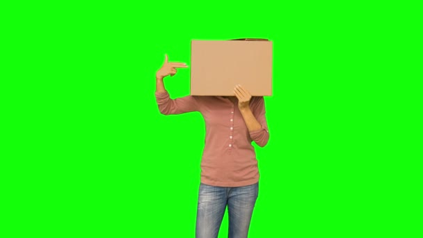 Anonymous woman pointing to head — Stock Video