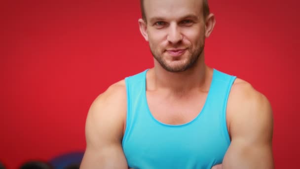Hombre musculoso mostrando pulgares hacia arriba — Vídeos de Stock