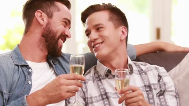 Гомосексуальная пара пьет шампанское — стоковое видео