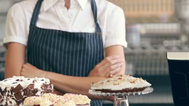 Servidor feliz al lado de sus cupcakes — Vídeo de stock