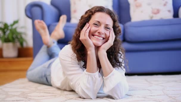 Happy woman lying on the rug — Stock Video