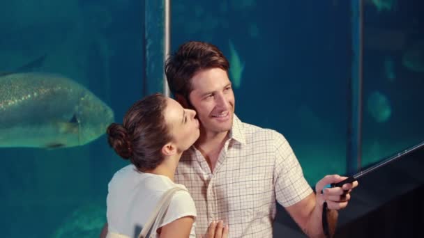 Casal tomando uma selfie na frente do tanque de peixe — Vídeo de Stock