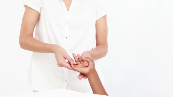 Massagista massageando sua mão cliente — Vídeo de Stock