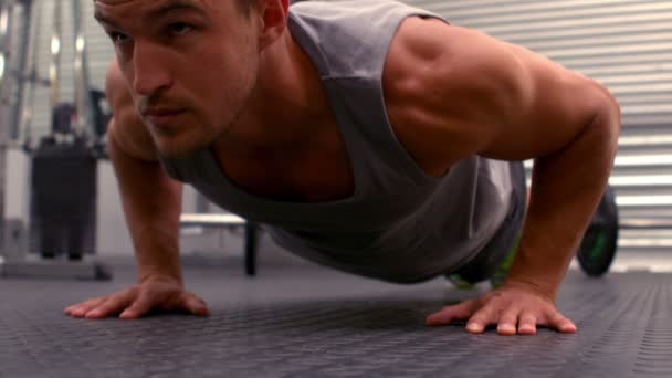 Uomo che fa push up nel centro fitness — Video Stock