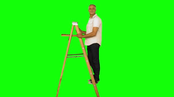 Випадковий чоловік стоїть на драбині — стокове відео