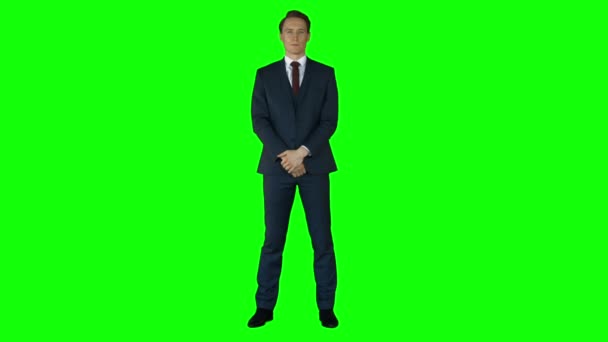 Hombre de negocios mirando la cámara en la pantalla verde — Vídeos de Stock