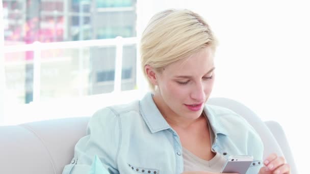 Blond woman using her mobile phone — Stock Video