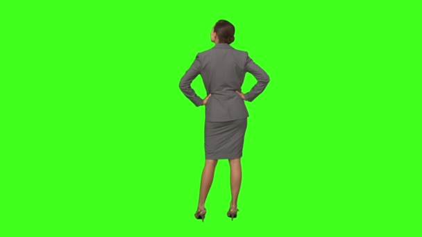 Бізнес-леді стоїть руками на стегнах — стокове відео