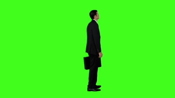 Omul de afaceri în picioare cu servieta lui — Videoclip de stoc