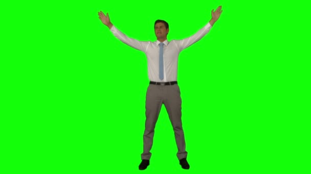 Бизнесмен стоит с поднятыми руками — стоковое видео