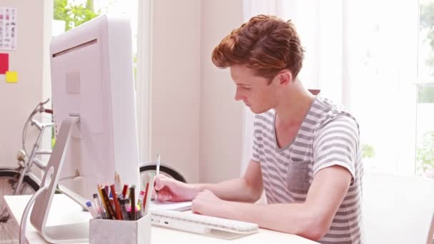 Hombres escribiendo en un papel — Vídeos de Stock