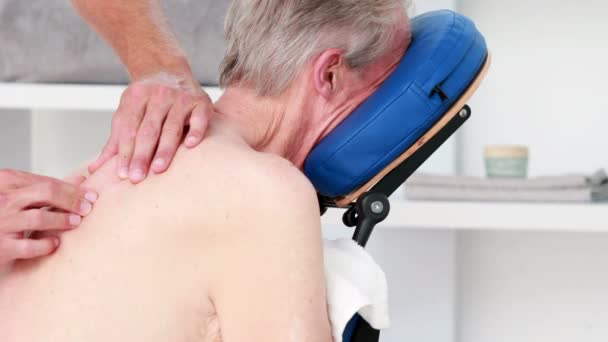 Fysiotherapeut rugmassage doen aan zijn patiënt — Stockvideo