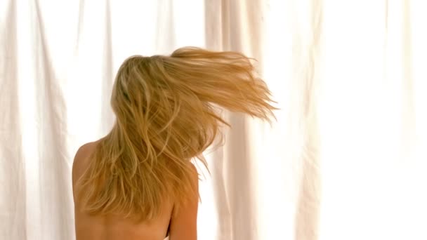 Блондинка, отдыхающая в постели — стоковое видео