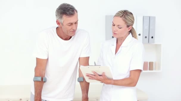 Doktor hastasını için konuşma — Stok video