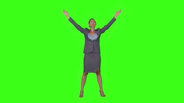 Деловая женщина, стоящая с поднятыми руками — стоковое видео