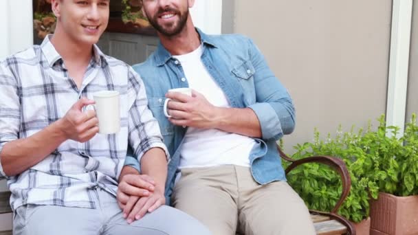 Homosexuelles Paar trinkt in einem Becher — Stockvideo