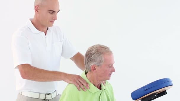 Médico massageando os ombros de seus pacientes — Vídeo de Stock