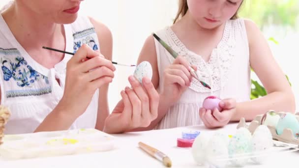 Mãe e filha pintando ovos de Páscoa — Vídeo de Stock