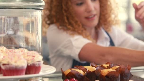 Happy woman preparing plate of cake — Stock Video